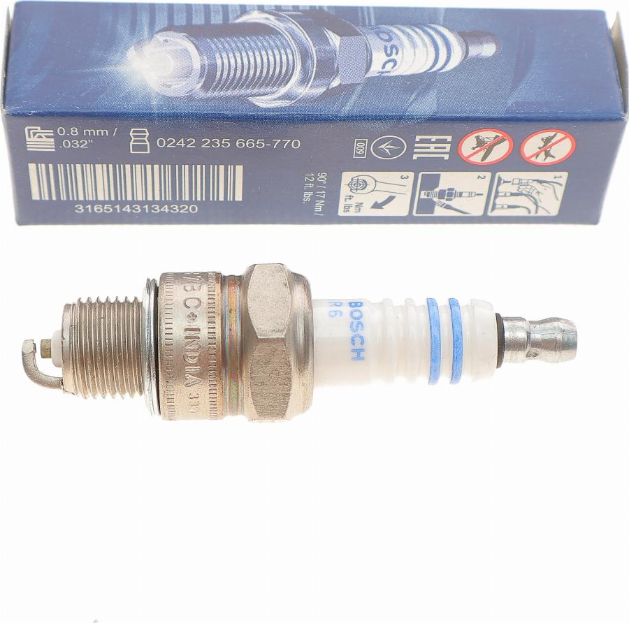 BOSCH 0 242 235 665 - Aizdedzes svece www.autospares.lv