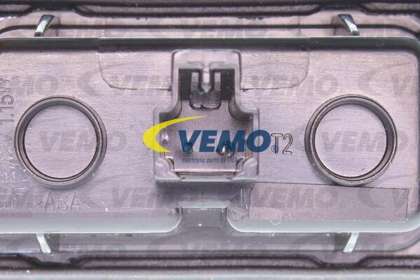 Vemo V10-84-0042 - Numurzīmes apgaismojuma lukturis www.autospares.lv